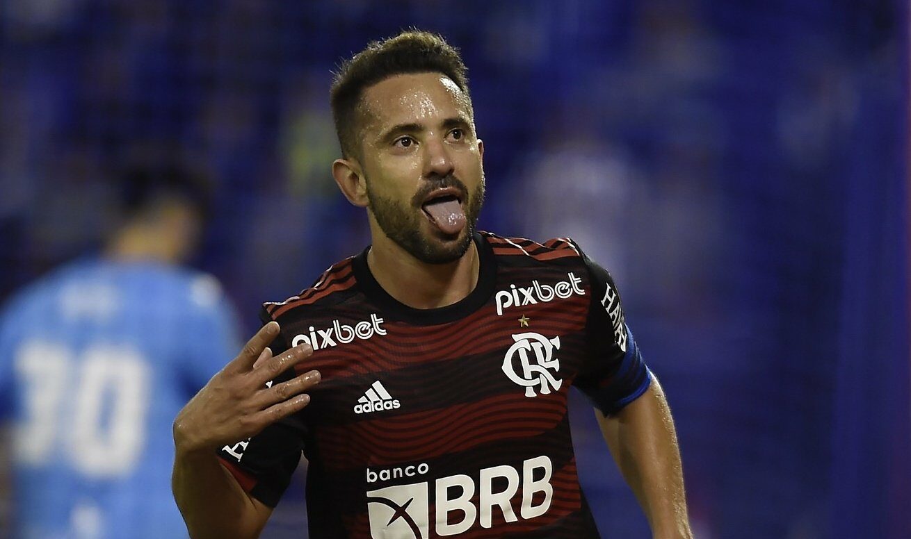 Everton Ribeiro on the pitch for Flamengo